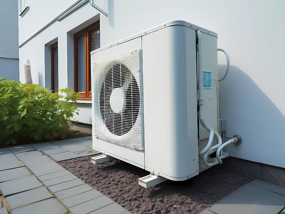 Maison équipée d’une pompe à chaleur et de panneaux solaires