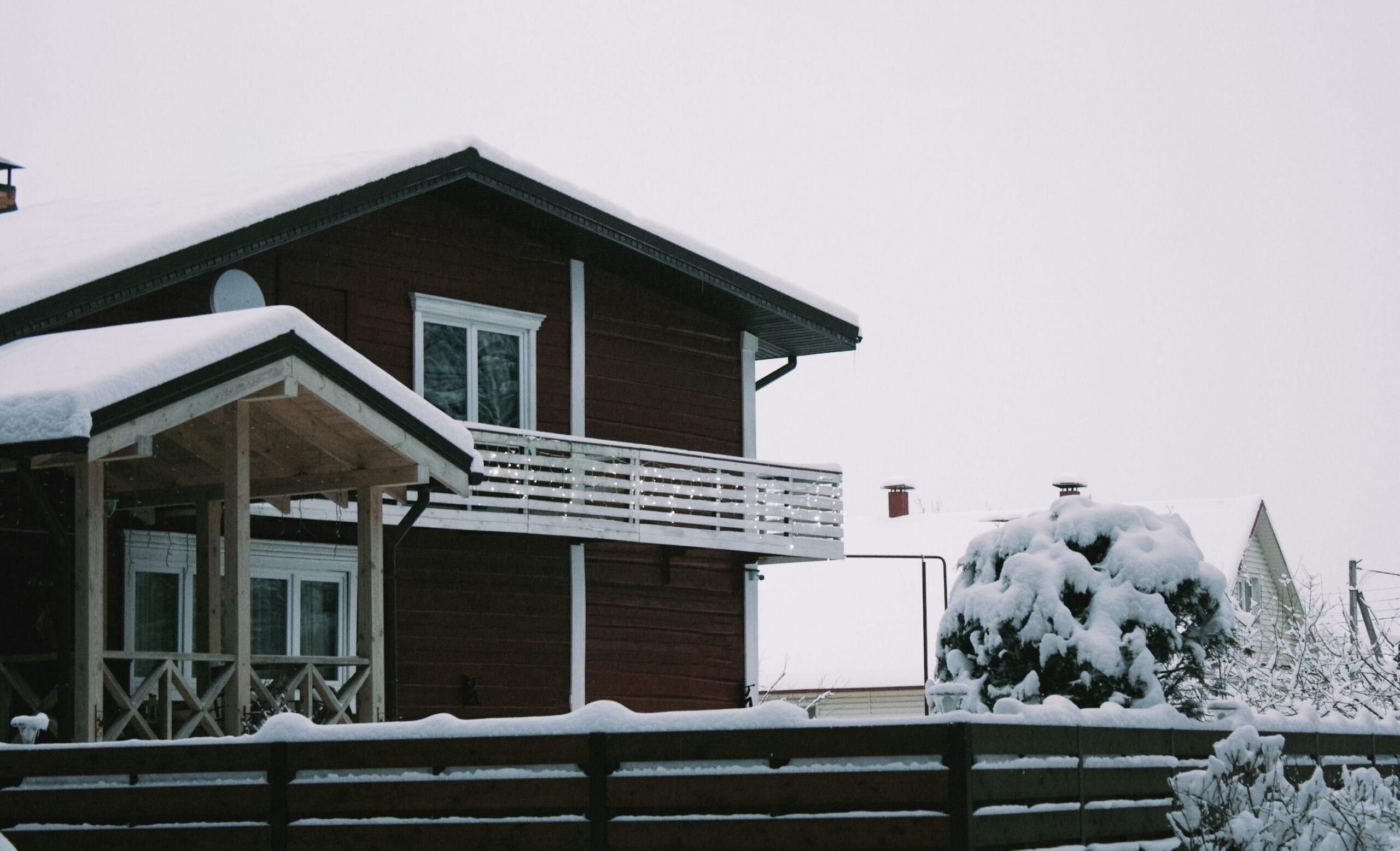 Façade de maison avec fenêtres contemporaines